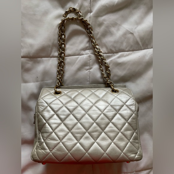 Chanel Metallic Silver Quilted Shoulder Small GST Bag - Picture 3 of 8
